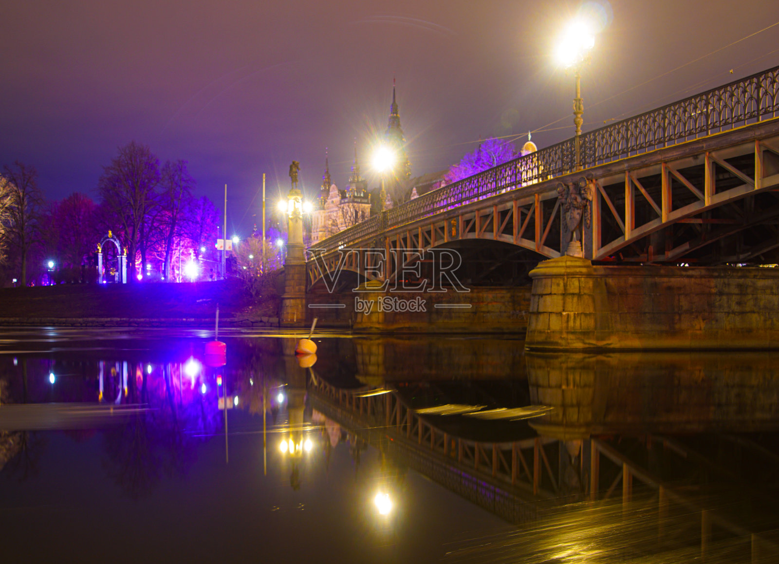 夜晚河上的一座老桥照片摄影图片