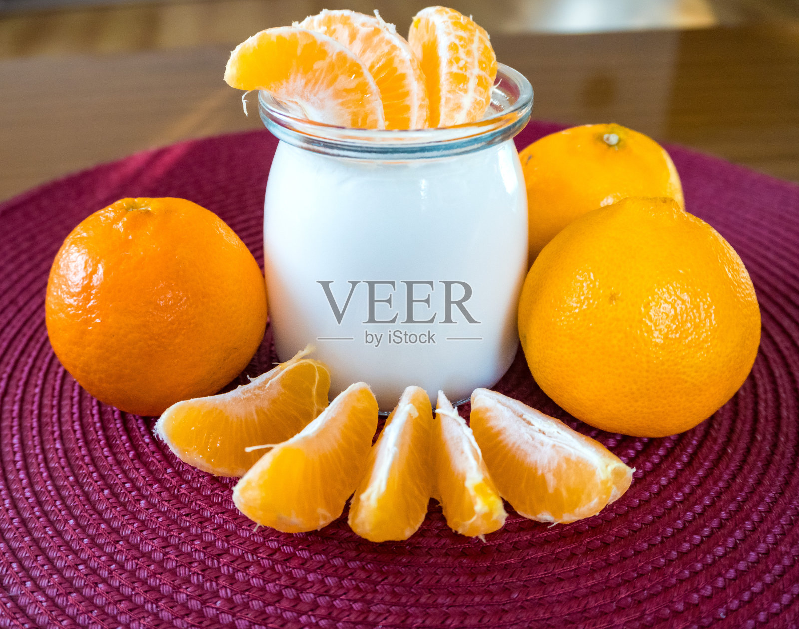 早餐自制酸奶配橘子，健康饮食和素食照片摄影图片