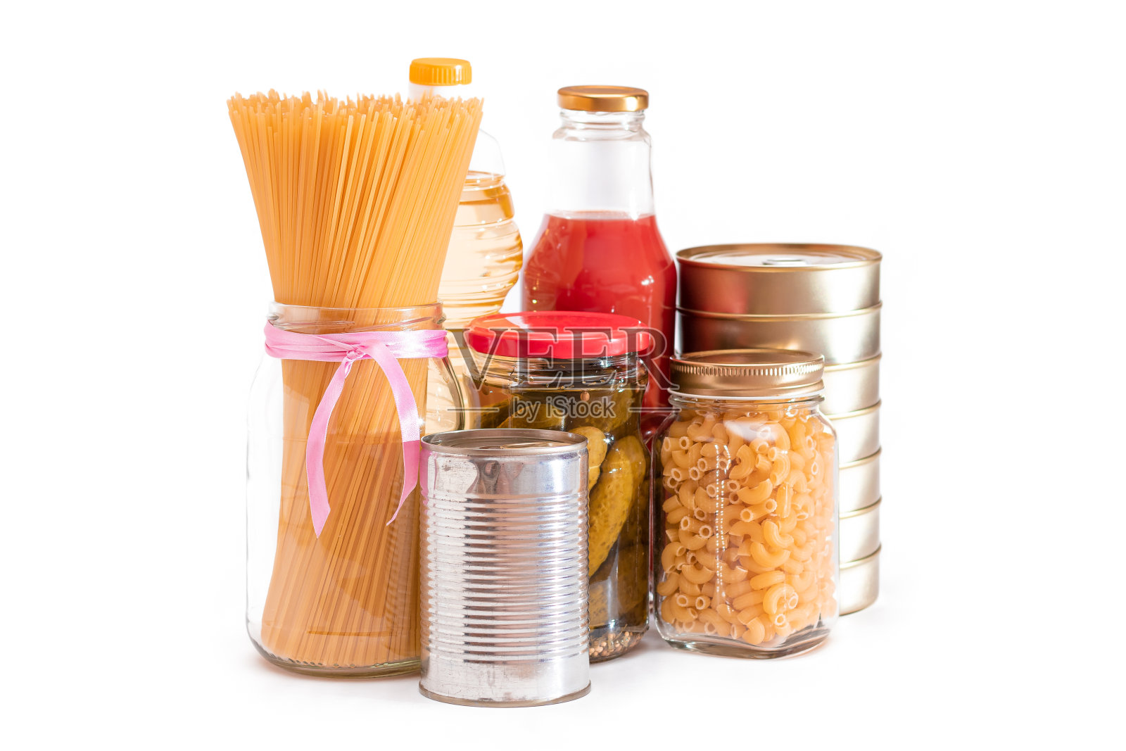 食品储备:罐头食品，意大利面，肉酱，金枪鱼，番茄汁，意大利面，鱼和食品杂货-隔离照片摄影图片