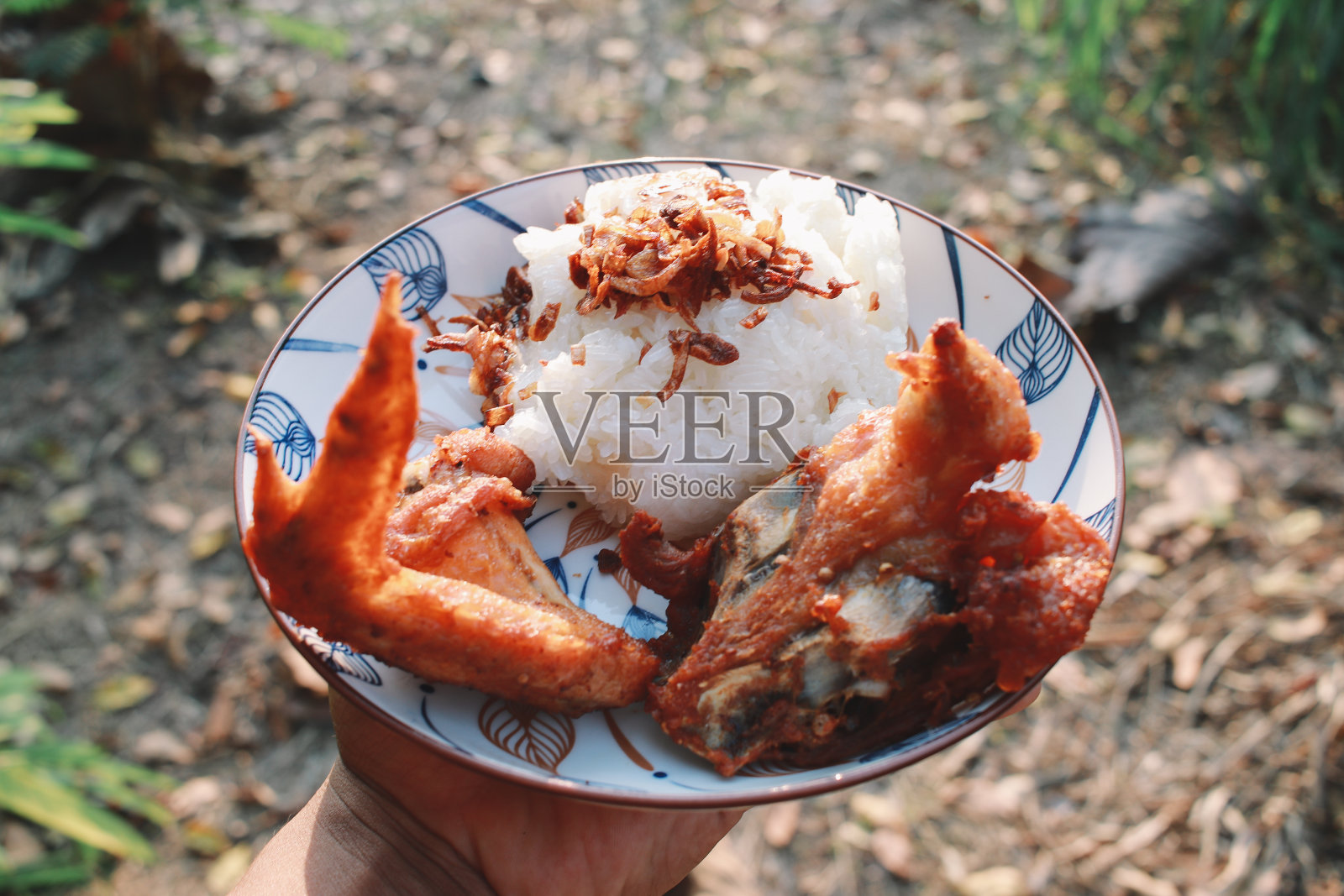 泰国街头小吃糯米鸡照片摄影图片