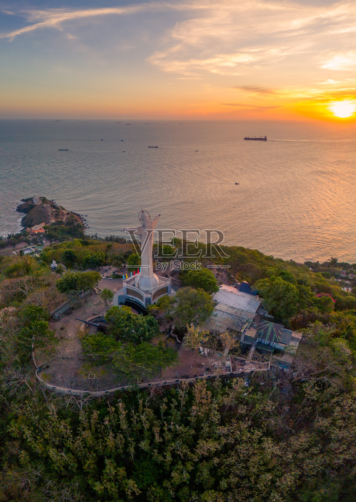 鸟瞰越南凤头市，俯瞰这座宁静美丽的海滨城市，站在凤头市Nho山上的基督雕像后面。照片摄影图片