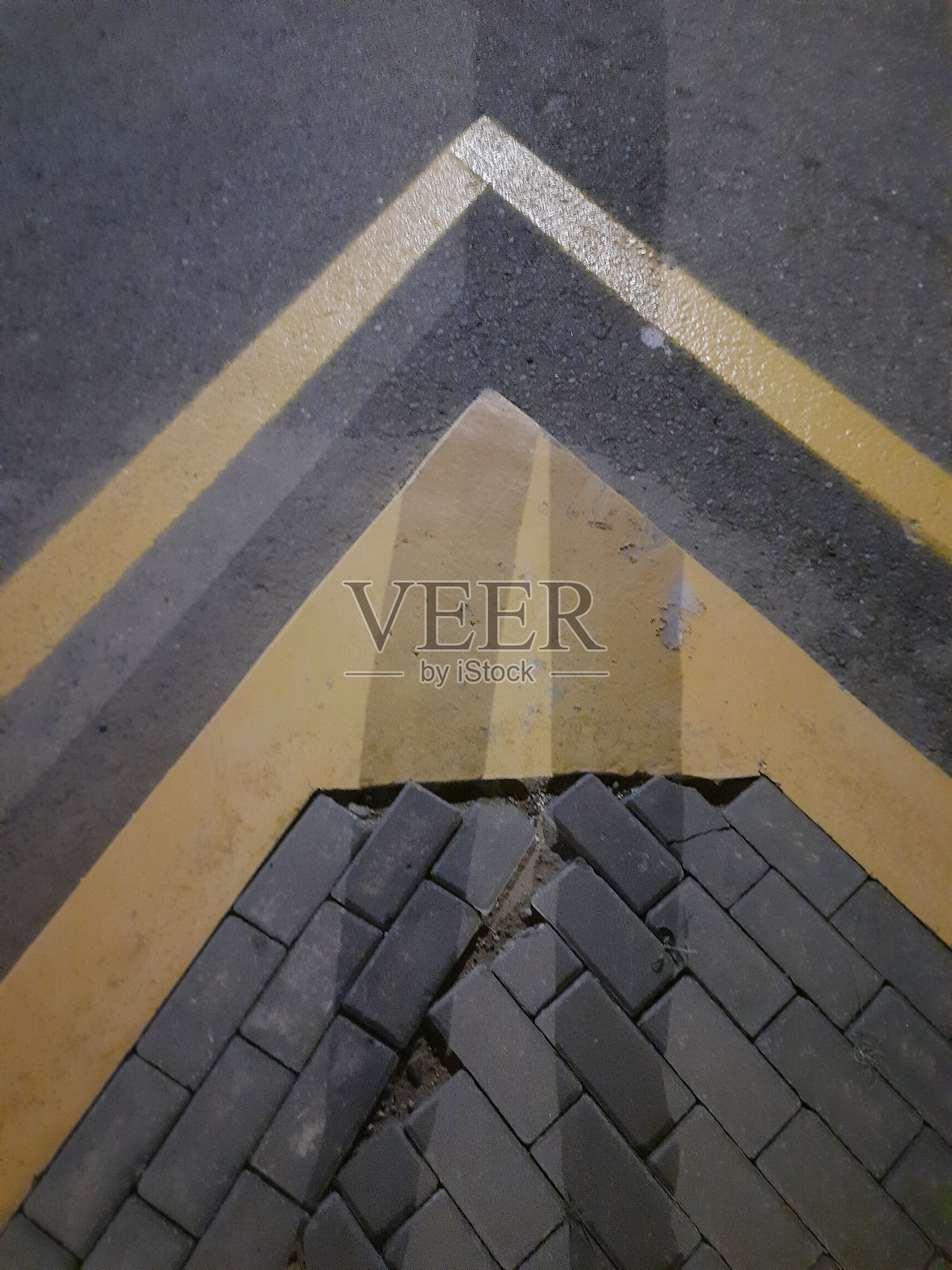 夜间沥青路面上的黄色标线照片摄影图片