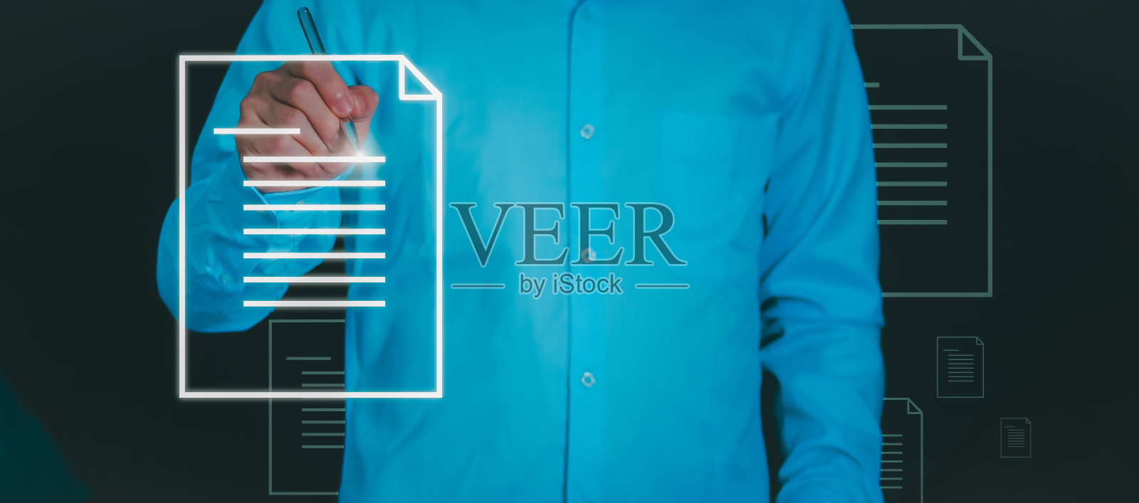 在智能手机上签署电子文件的人、管理理念、数字化转型物联网、大数据与业务流程、自动化运营、数据存储照片摄影图片