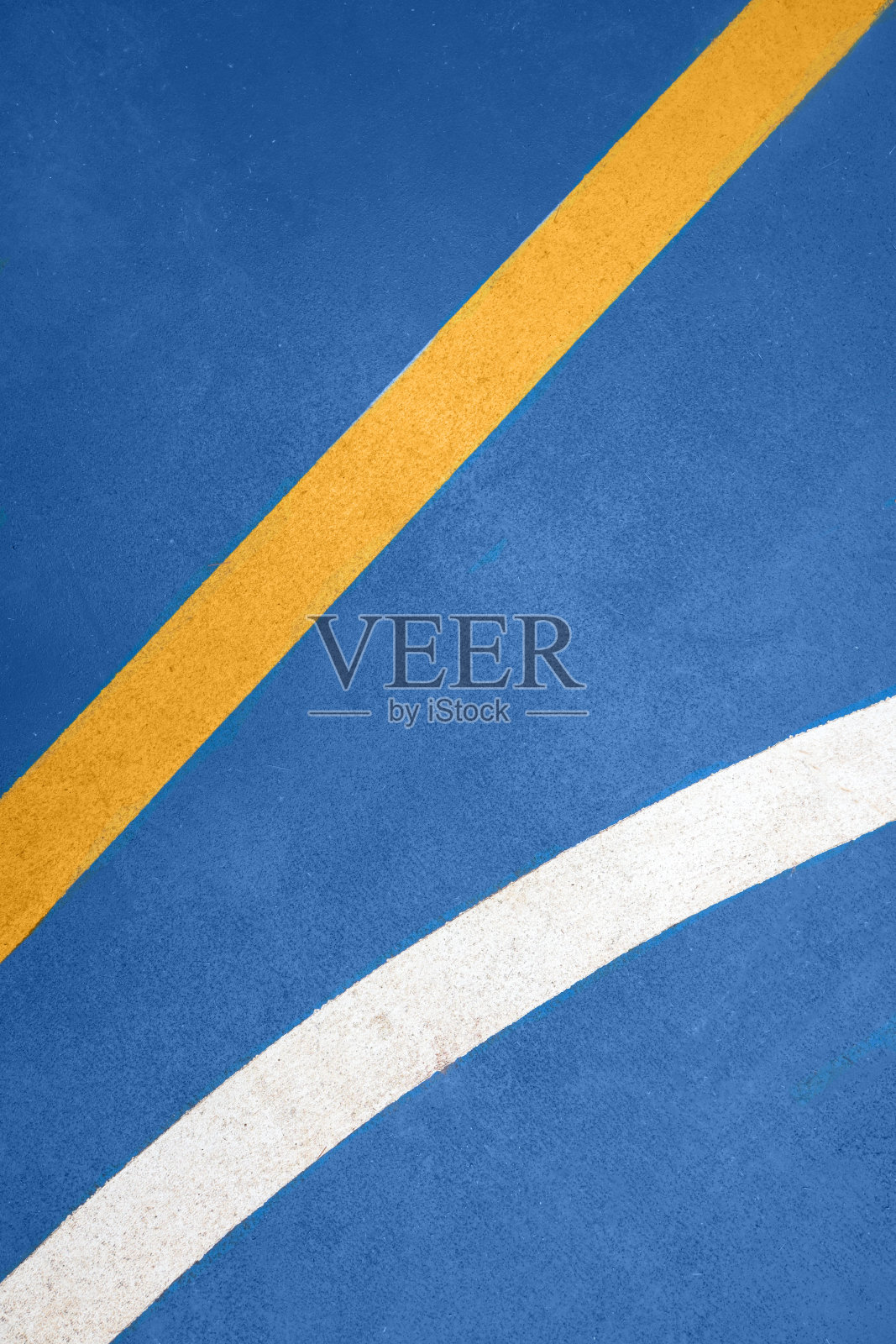 蓝色的地板上有白色和黄色的条纹照片摄影图片