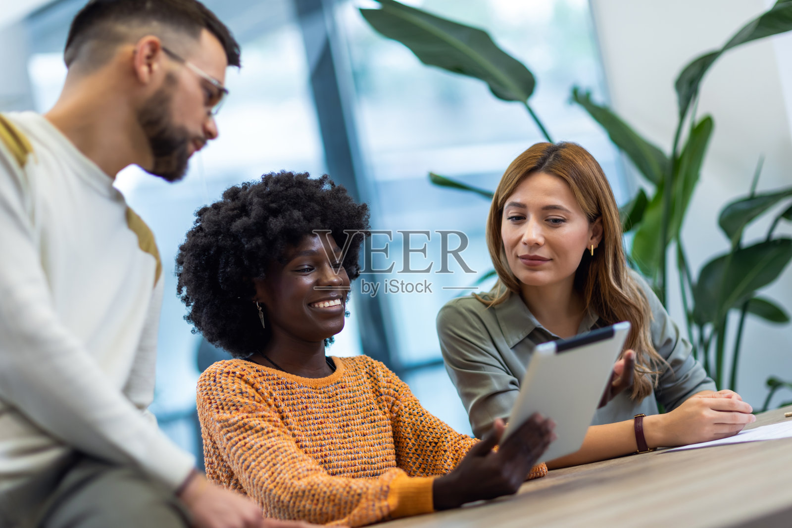 国际工人小组和组长在会议室进行团队讨论，管理工作项目。照片摄影图片