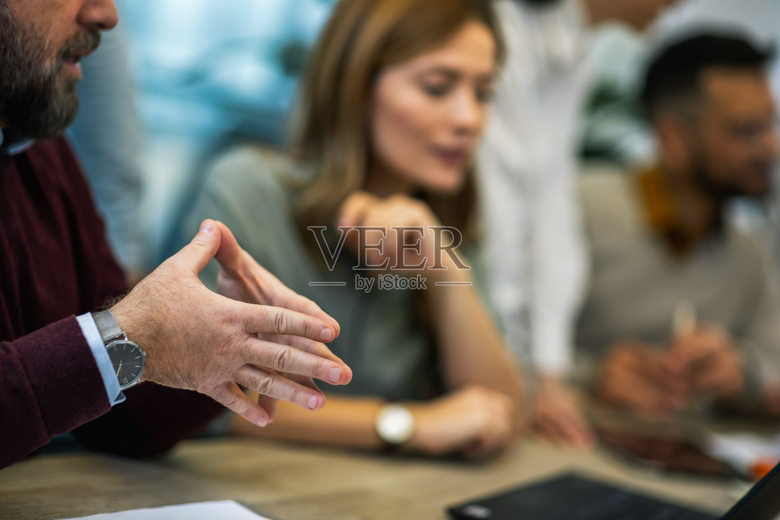 老板对办公室里正在讨论的重要事情总是摆手照片摄影图片