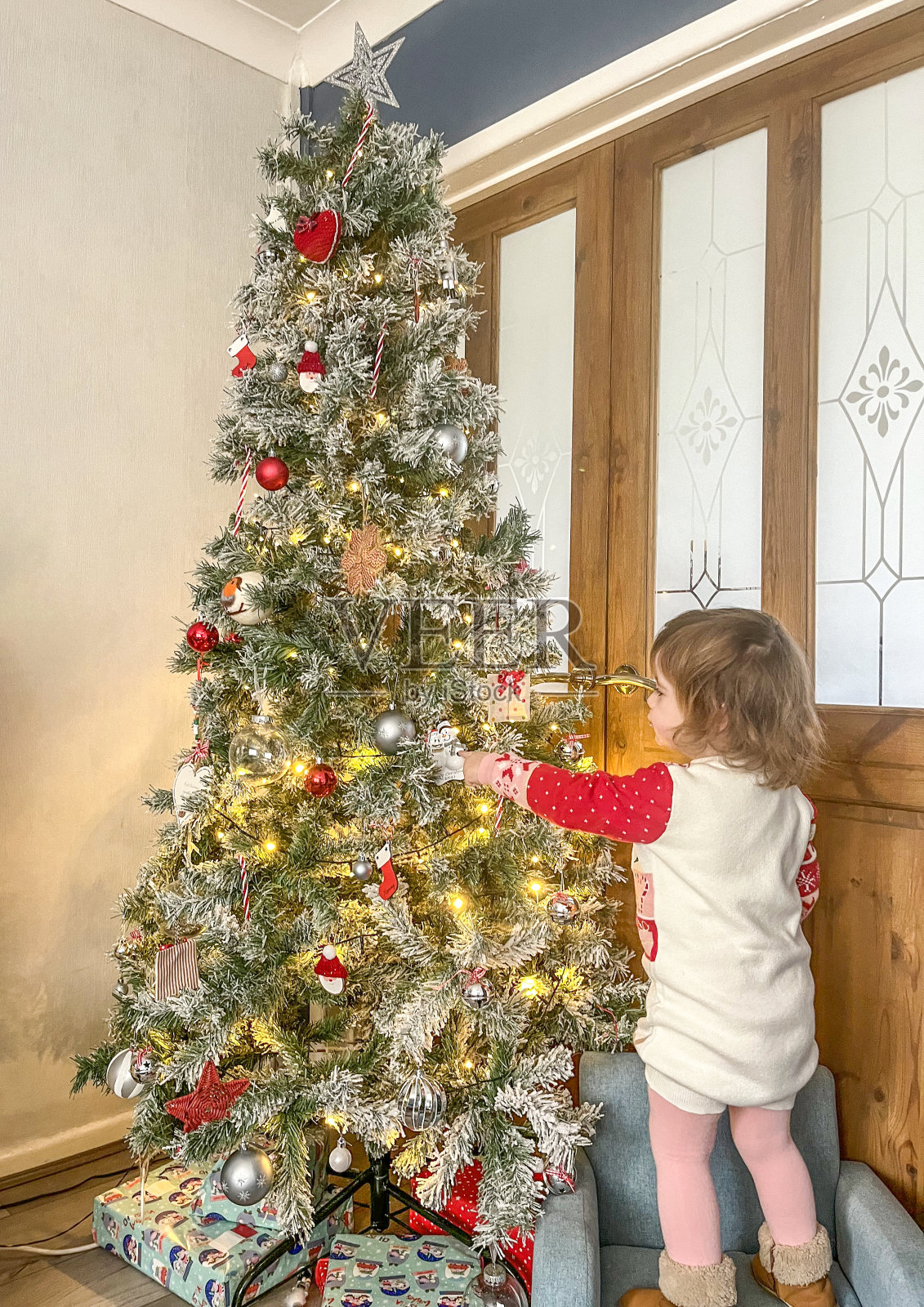 小女孩耐心地等待圣诞节的到来照片摄影图片