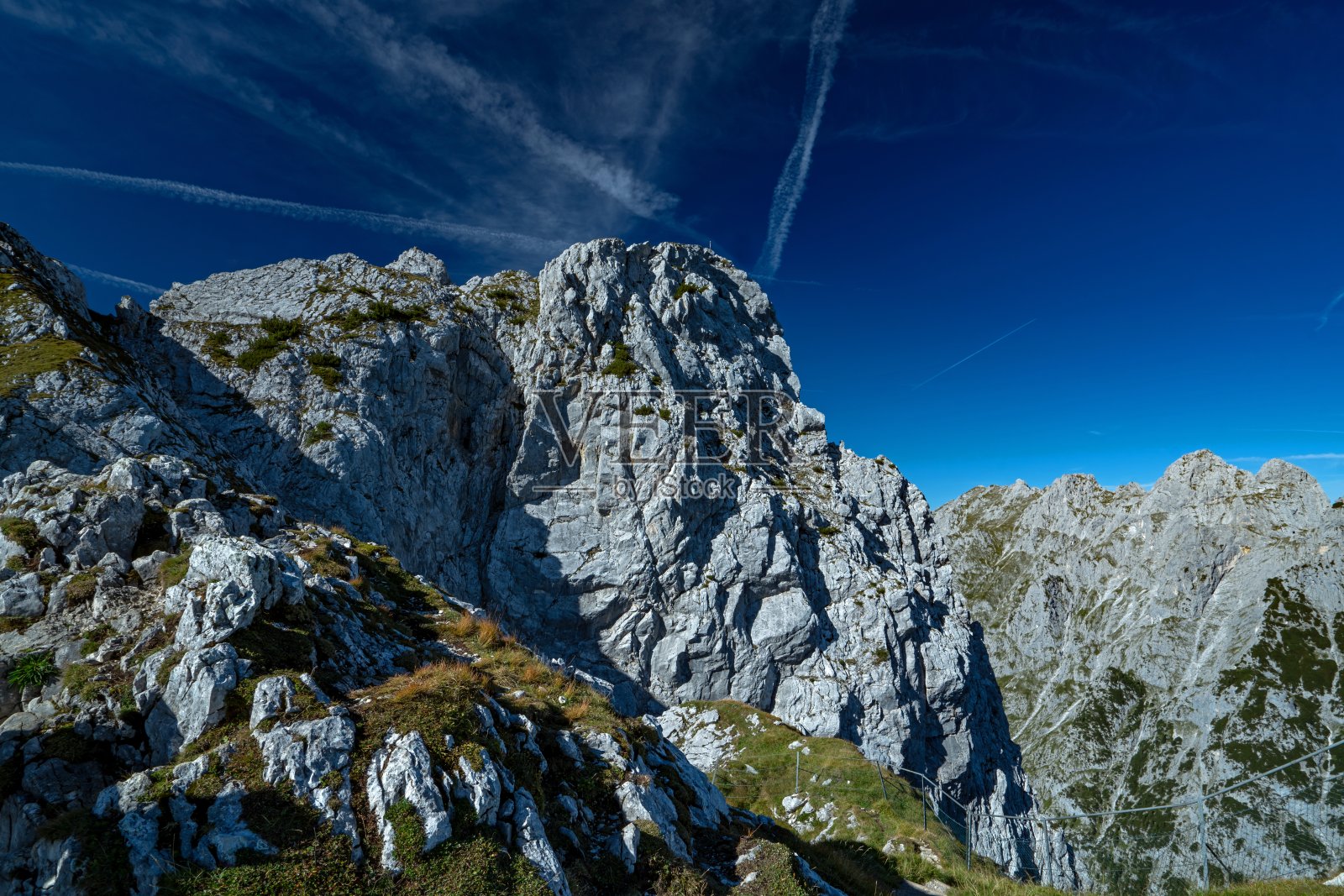 巴伐利亚阿尔卑斯峰下面照片摄影图片