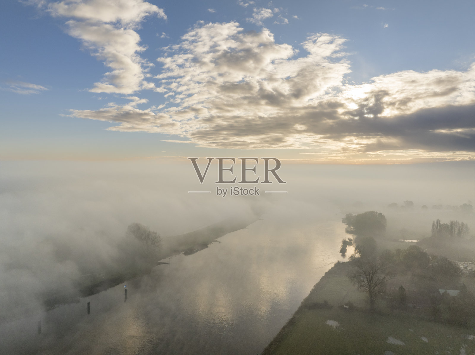 秋天，雾蒙蒙的艾塞尔河鸟瞰图照片摄影图片