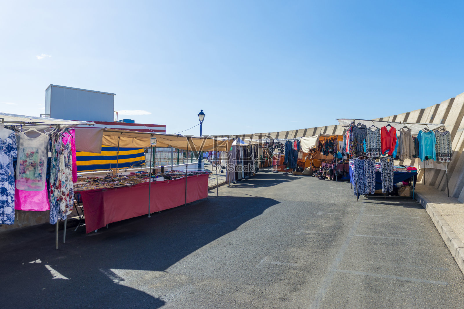 卖衣服的市场。莫甘港，大加那利岛，西班牙。照片摄影图片
