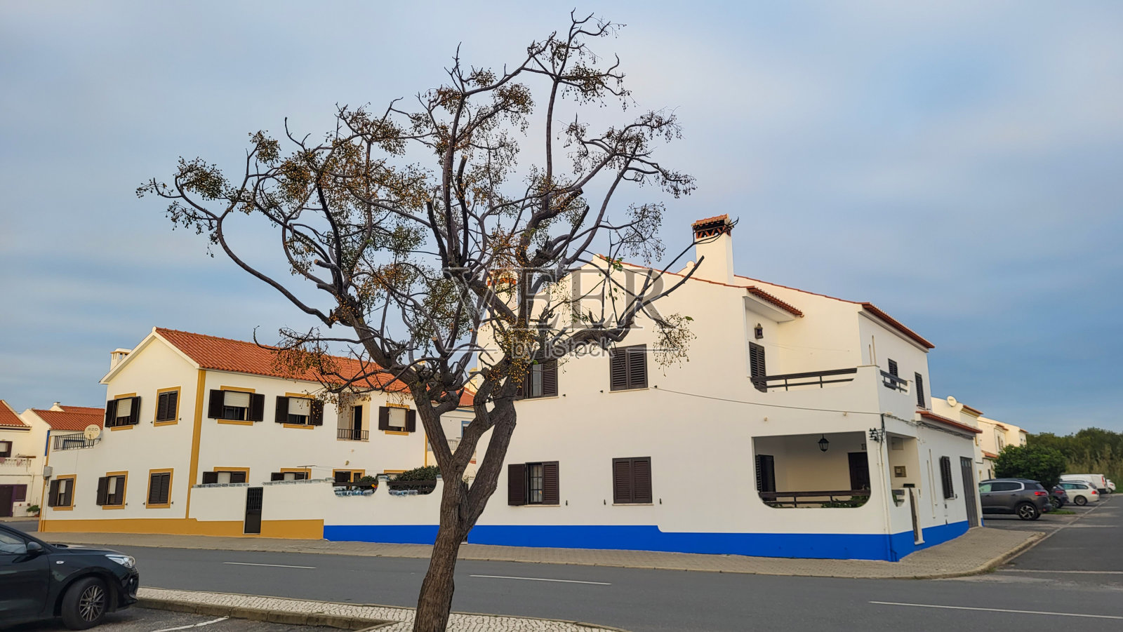 葡萄牙维森蒂纳海岸。沿着阿连特茹海岸线到野生和崎岖的海滩狭窄的悬崖边小径。照片摄影图片