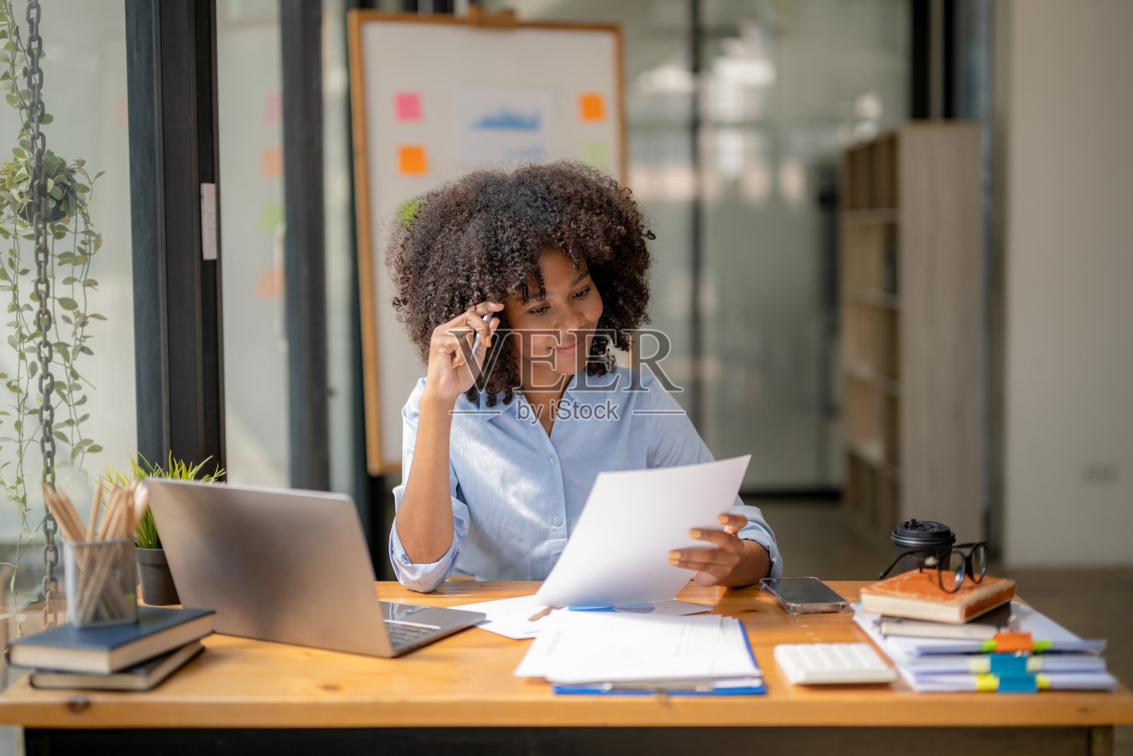 女商人努力工作，快乐工作。照片摄影图片