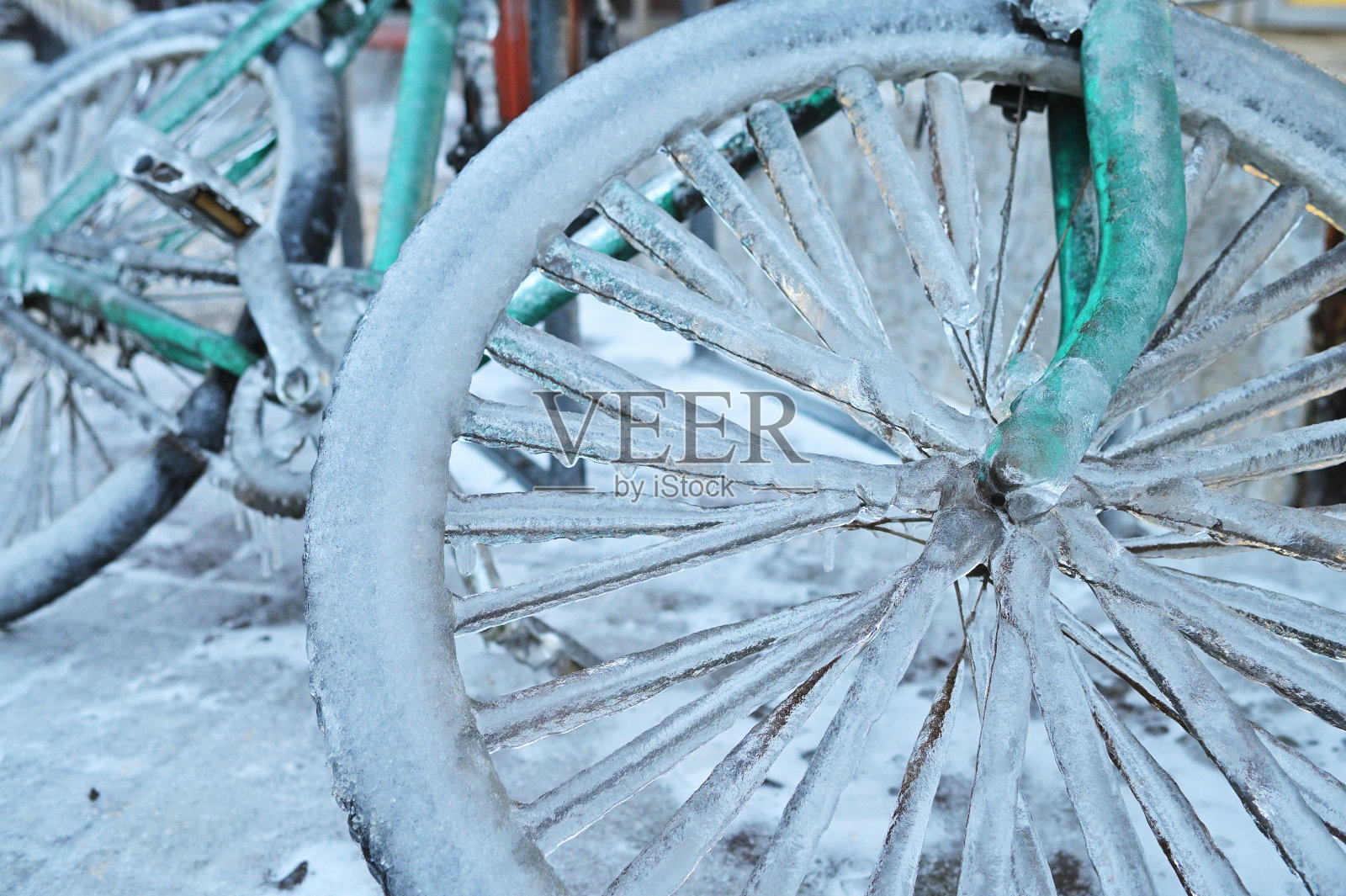 绿色复古自行车在冰的背景上的雪在冬天在一个严重的霜冻。照片摄影图片