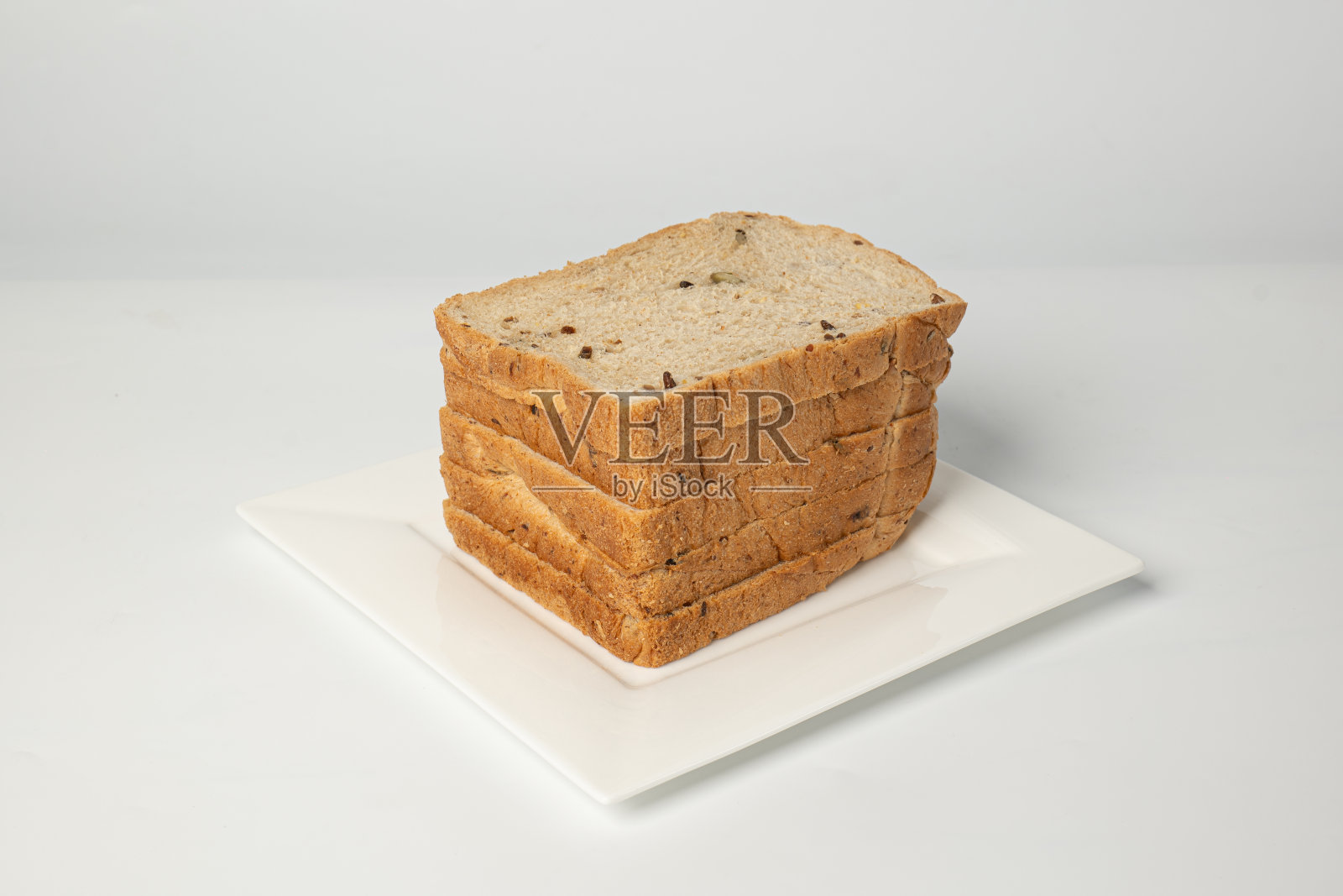 切片面包孤立在一个白色的背景，面包店的概念照片摄影图片