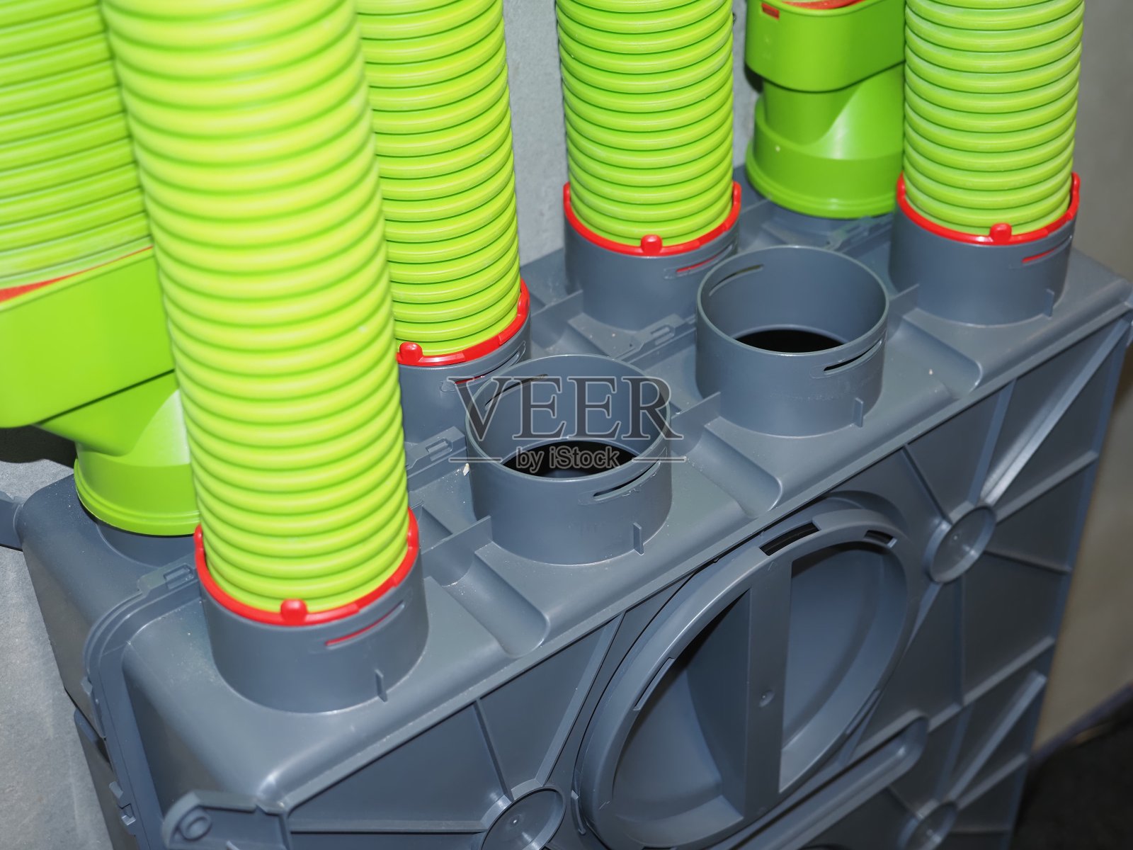 墙上有绿色波纹塑料通风管照片摄影图片