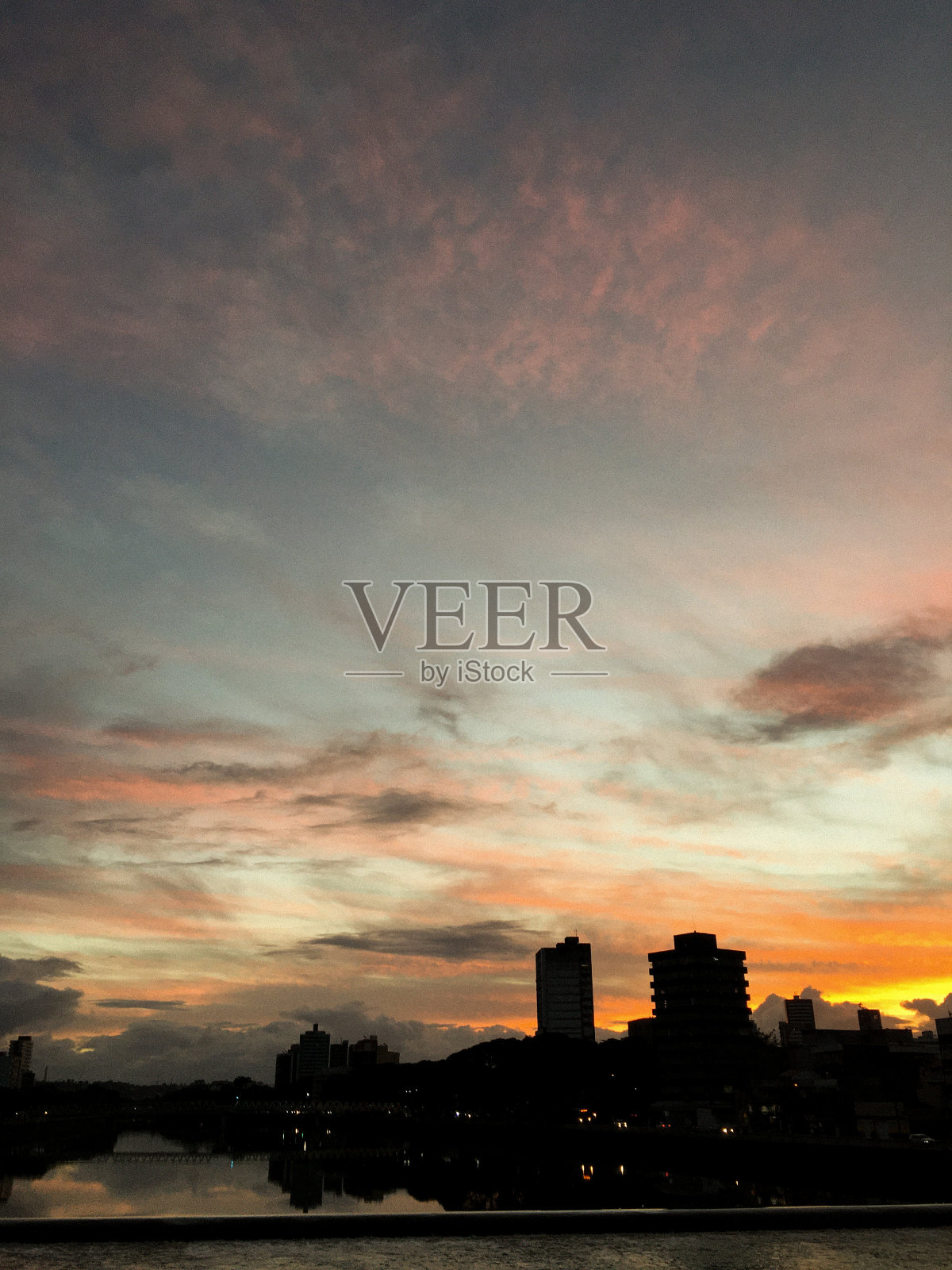 一个小镇的日落照片摄影图片