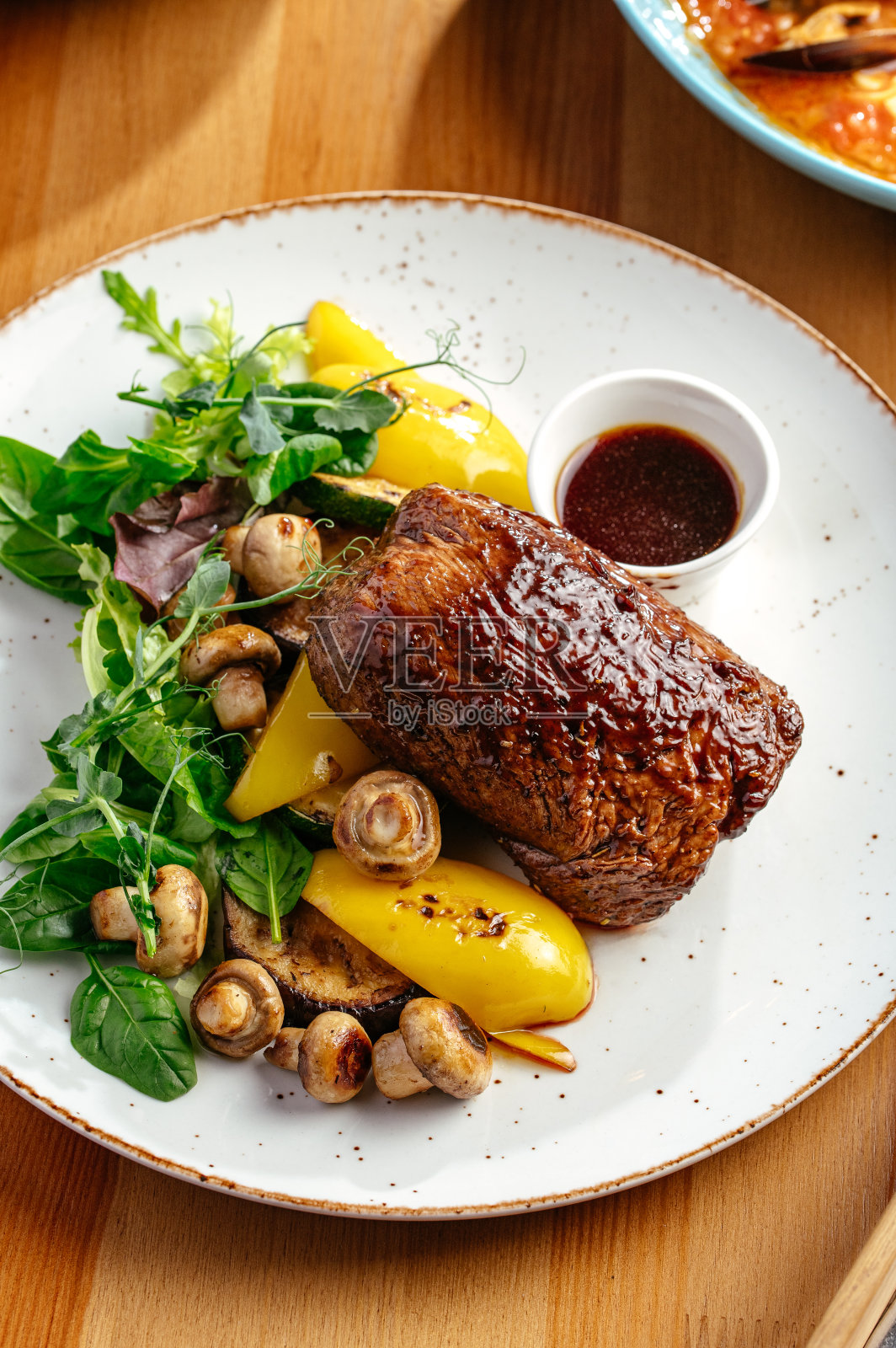 烤牛里脊配蔬菜和酱照片摄影图片