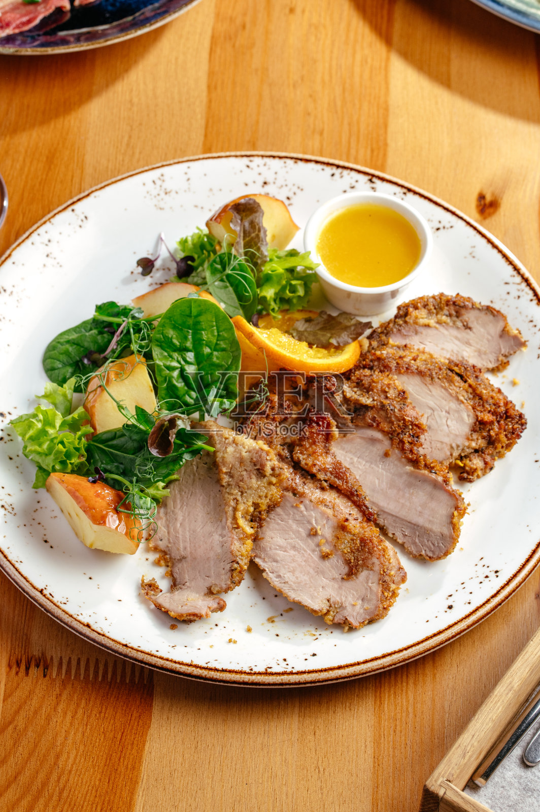 配上酱汁和蔬菜的烤鸭里脊照片摄影图片