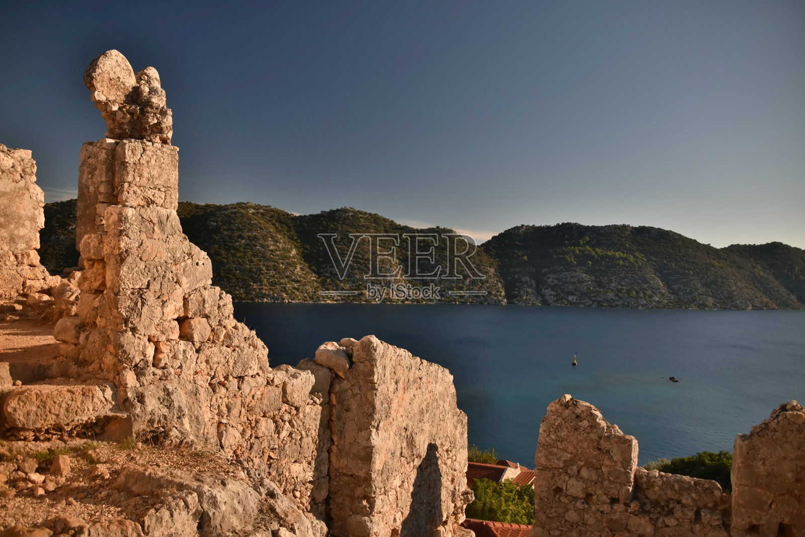 海上的废墟照片摄影图片