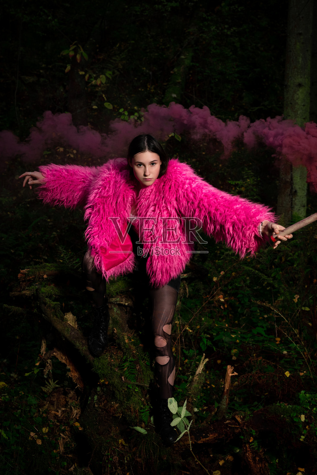 粉色皮大衣照片摄影图片