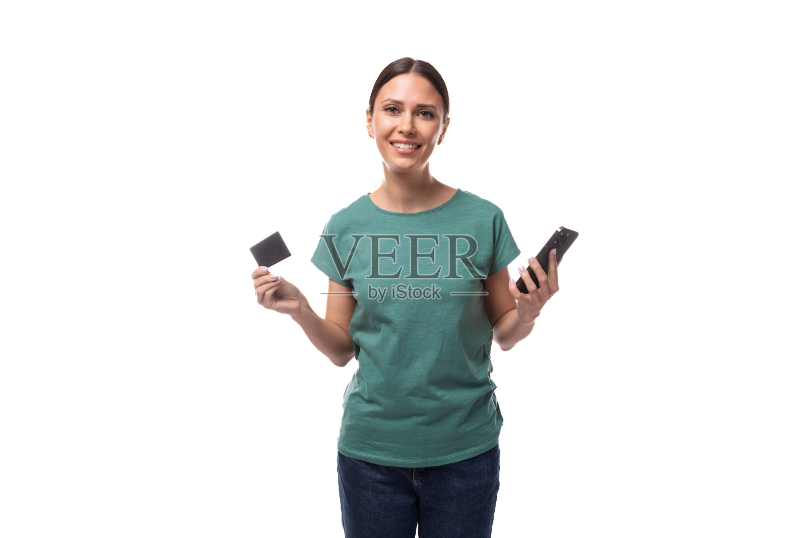 年轻的黑发女子拿着一张塑料卡，上面有折扣和信用卡的模型，还有智能手机照片摄影图片