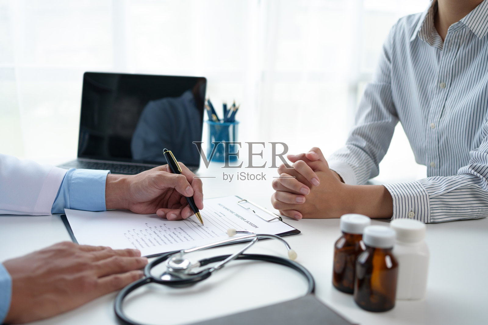 医生记录患者病史，治疗日志详细描述疾病的影响、药物、副作用和自我护理方法照片摄影图片