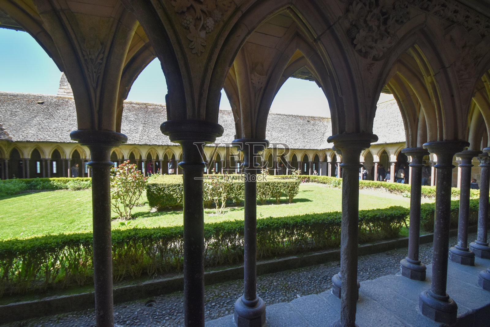 圣米歇尔山梅维尔村顶楼庭院周围的回廊照片摄影图片