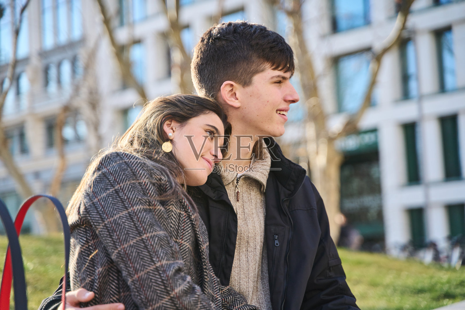 一对热恋的情侣拥抱着，两个年轻的白人新娘和新郎在城里享受一天的假期照片摄影图片