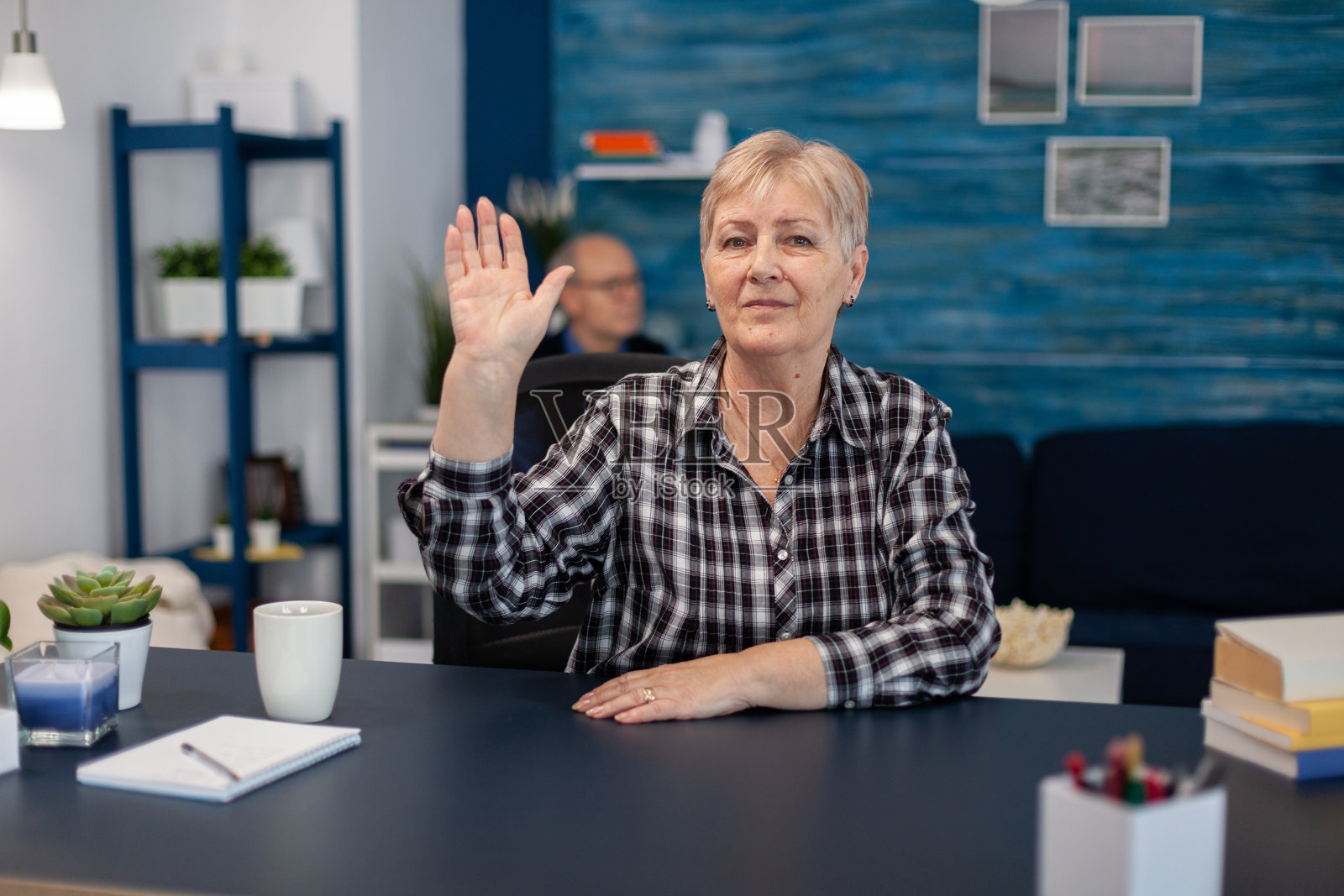 兴高采烈的退休老人对着镜头挥手照片摄影图片