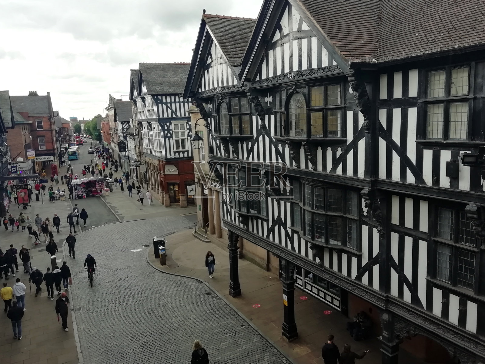 在英国英格兰切斯特镇，古老的市中心建筑突出了英格兰切斯特历史悠久的市中心照片摄影图片