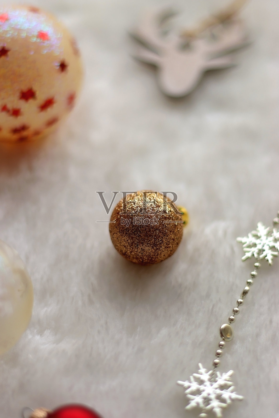 圣诞装饰品和白色皮毛照片摄影图片