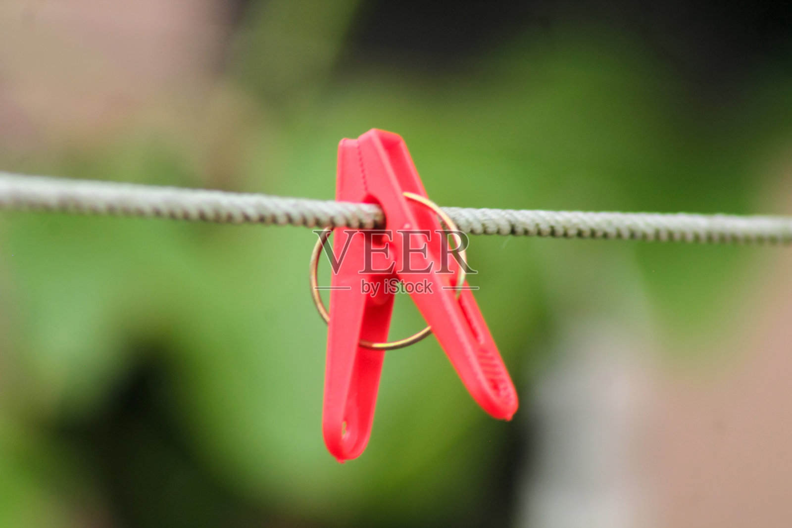 多色塑料衣夹在绳子上照片摄影图片