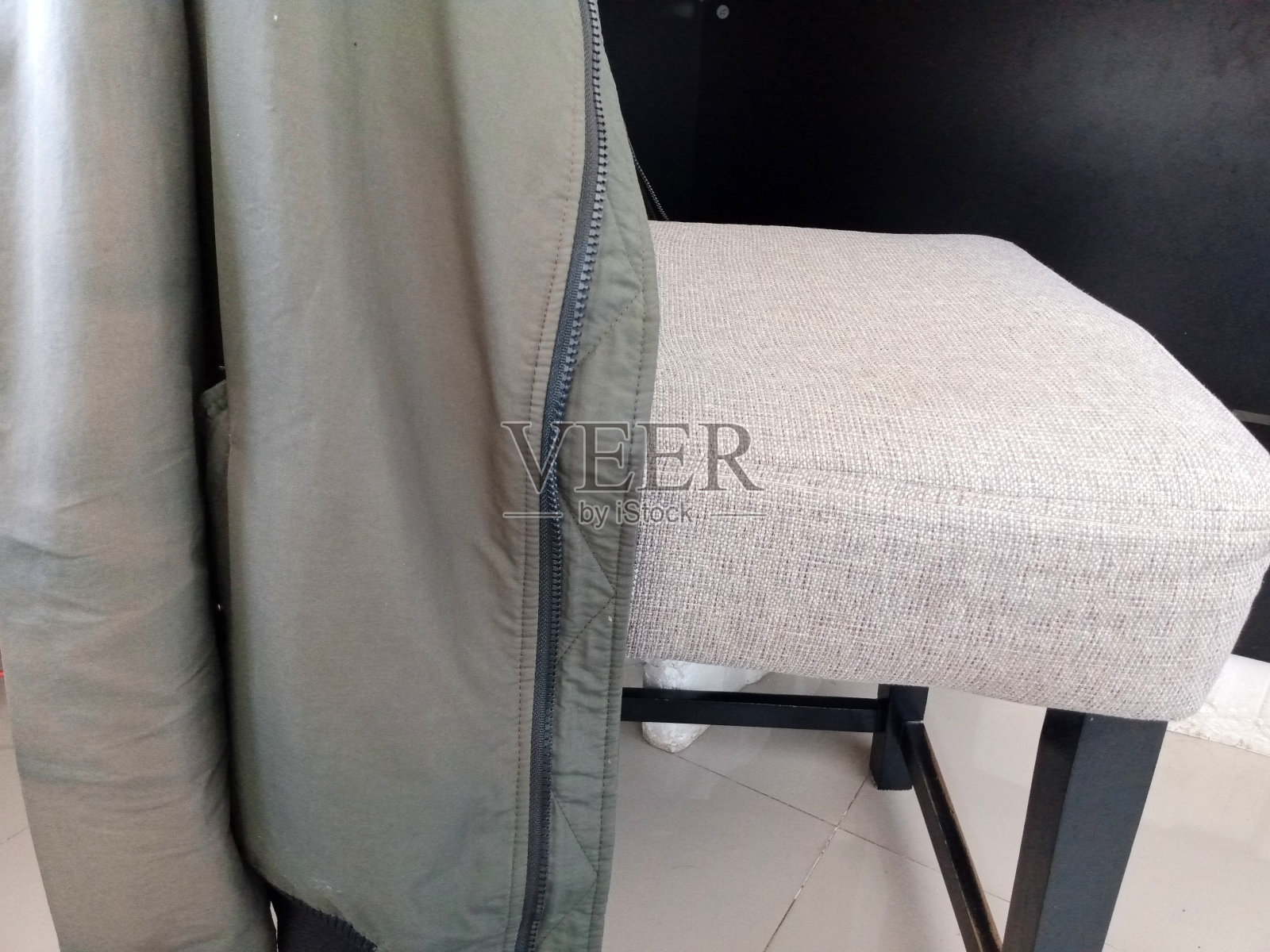 照片上的夹克挂在椅子上照片摄影图片