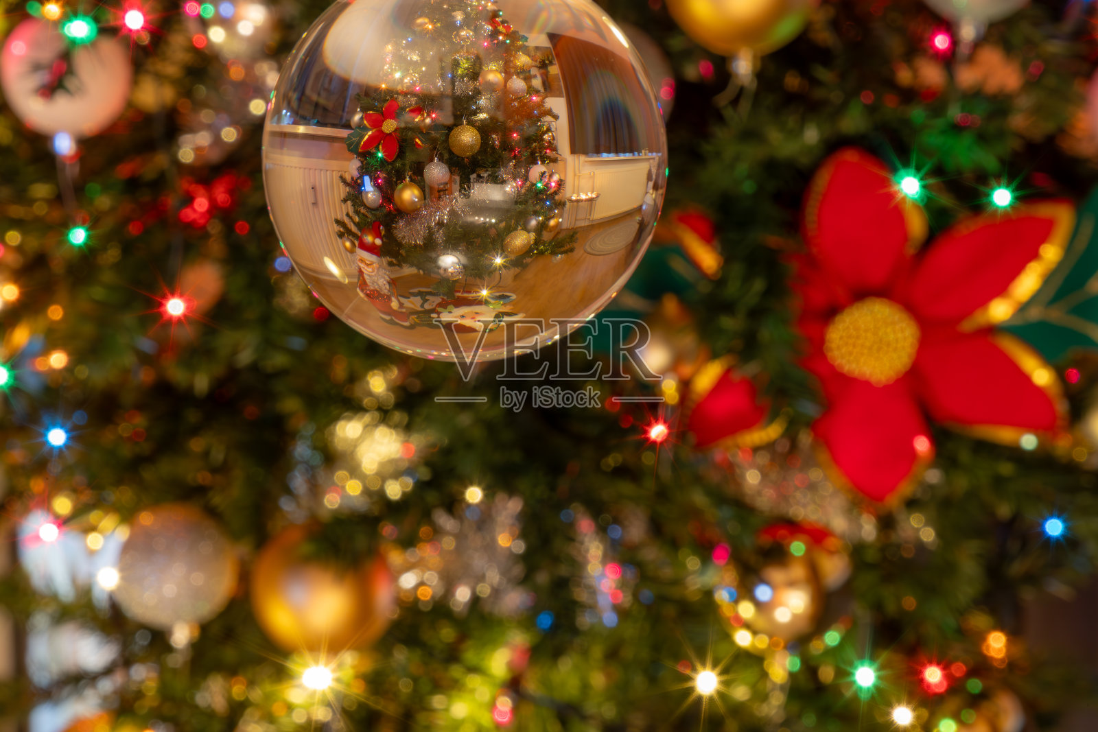 银色玻璃球反射的圣诞树特写照片摄影图片