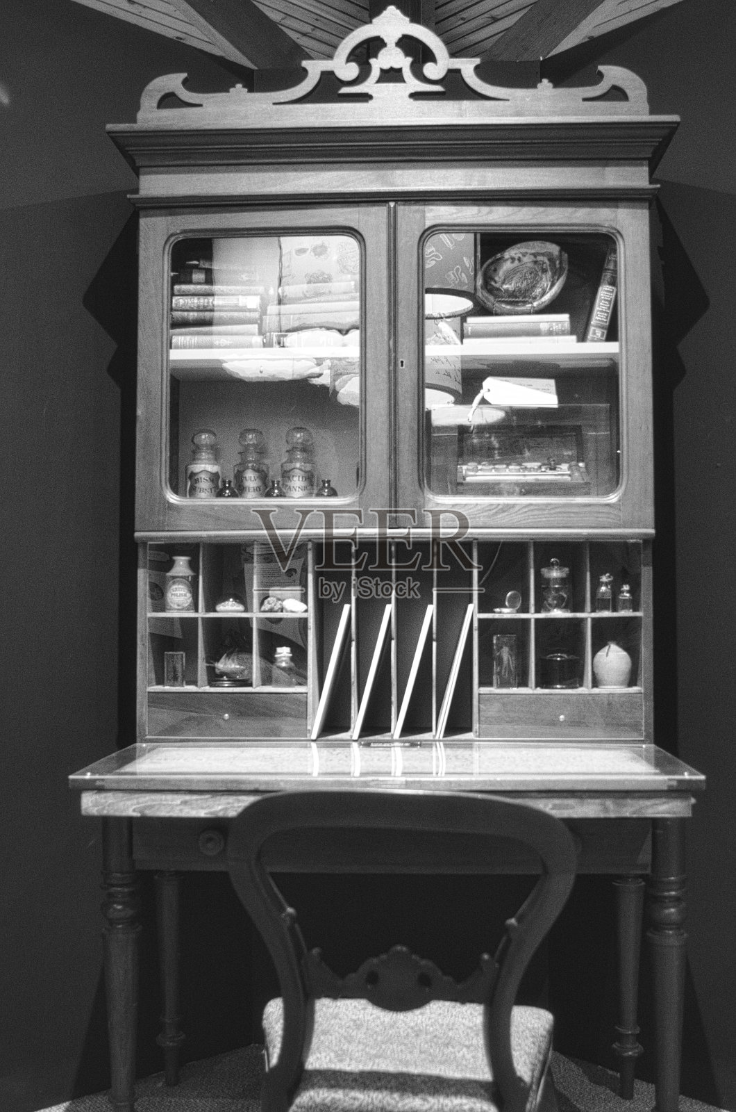 单色古色古香的木桌，带有玻璃展示和开槽照片摄影图片