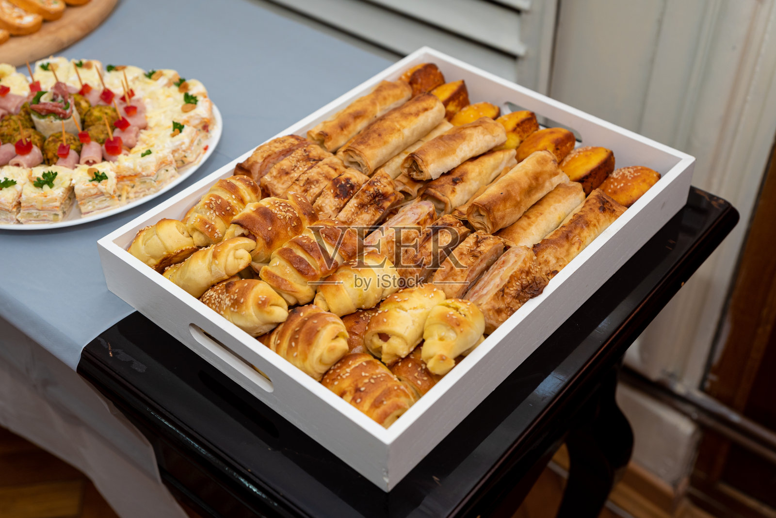 美味的开胃菜，土豆，手指食物和美味的食物放在大拼盘上照片摄影图片