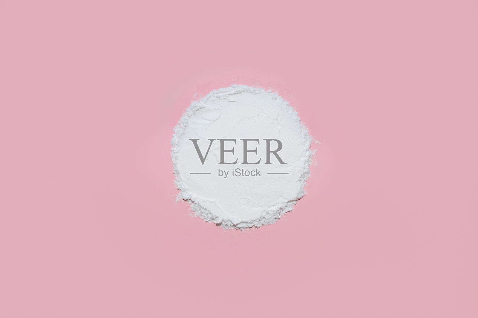 白色的脸粉与空圈内粉红色的背景照片摄影图片