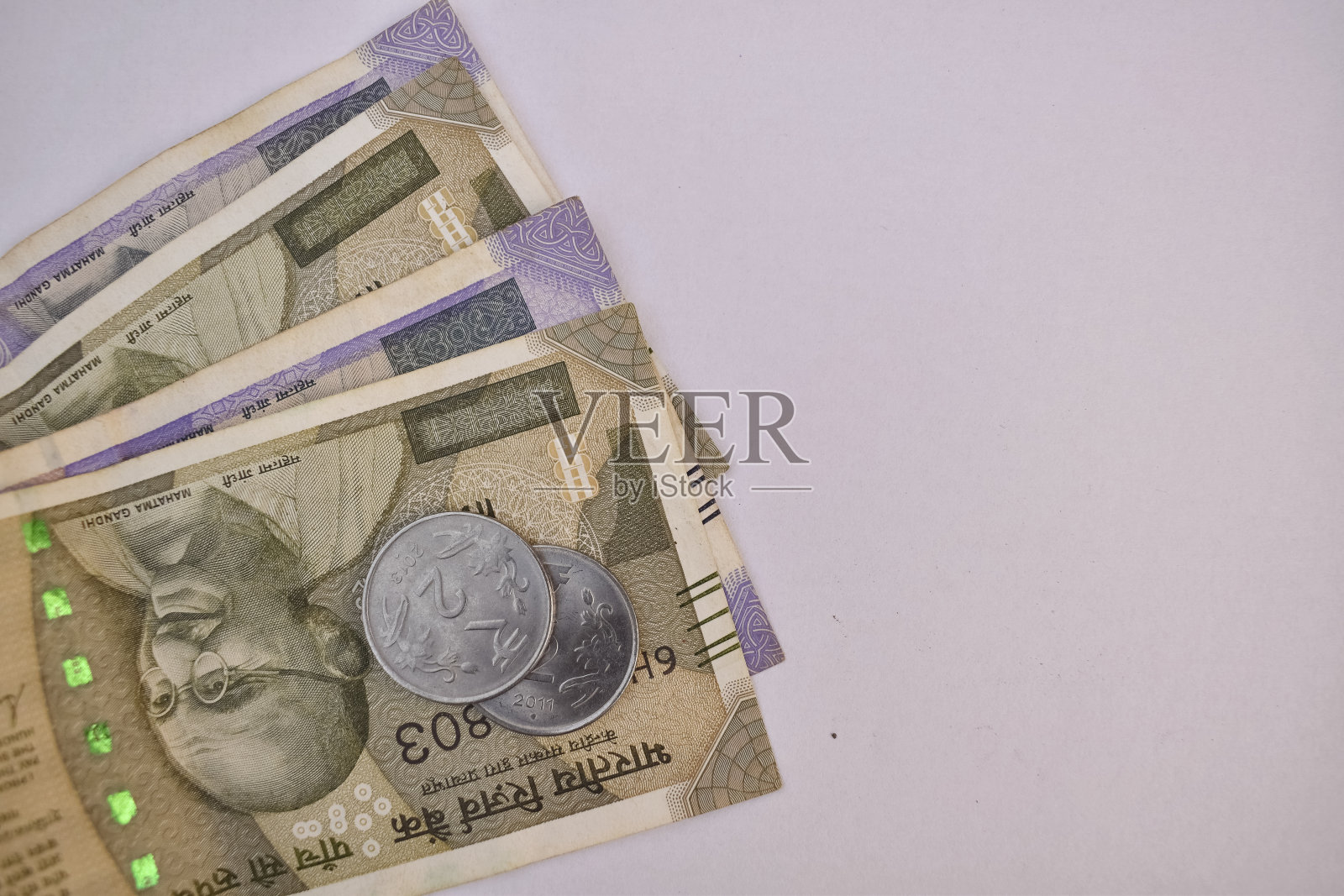 印度纸币和硬币的特写照片。照片摄影图片