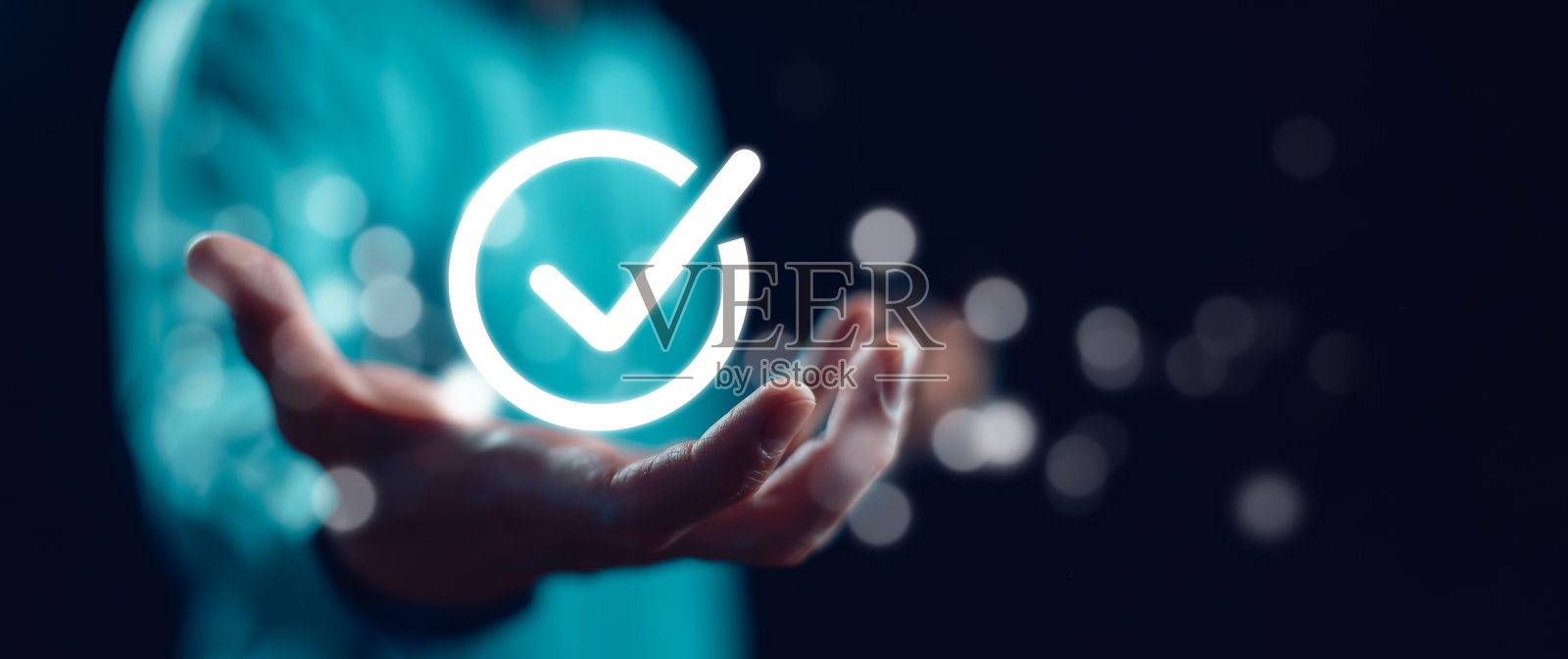 商人使用片剂质量管理与质量保证或QA和质量控制或QC和改进。标准化和认证理念。遵守法规和标准照片摄影图片