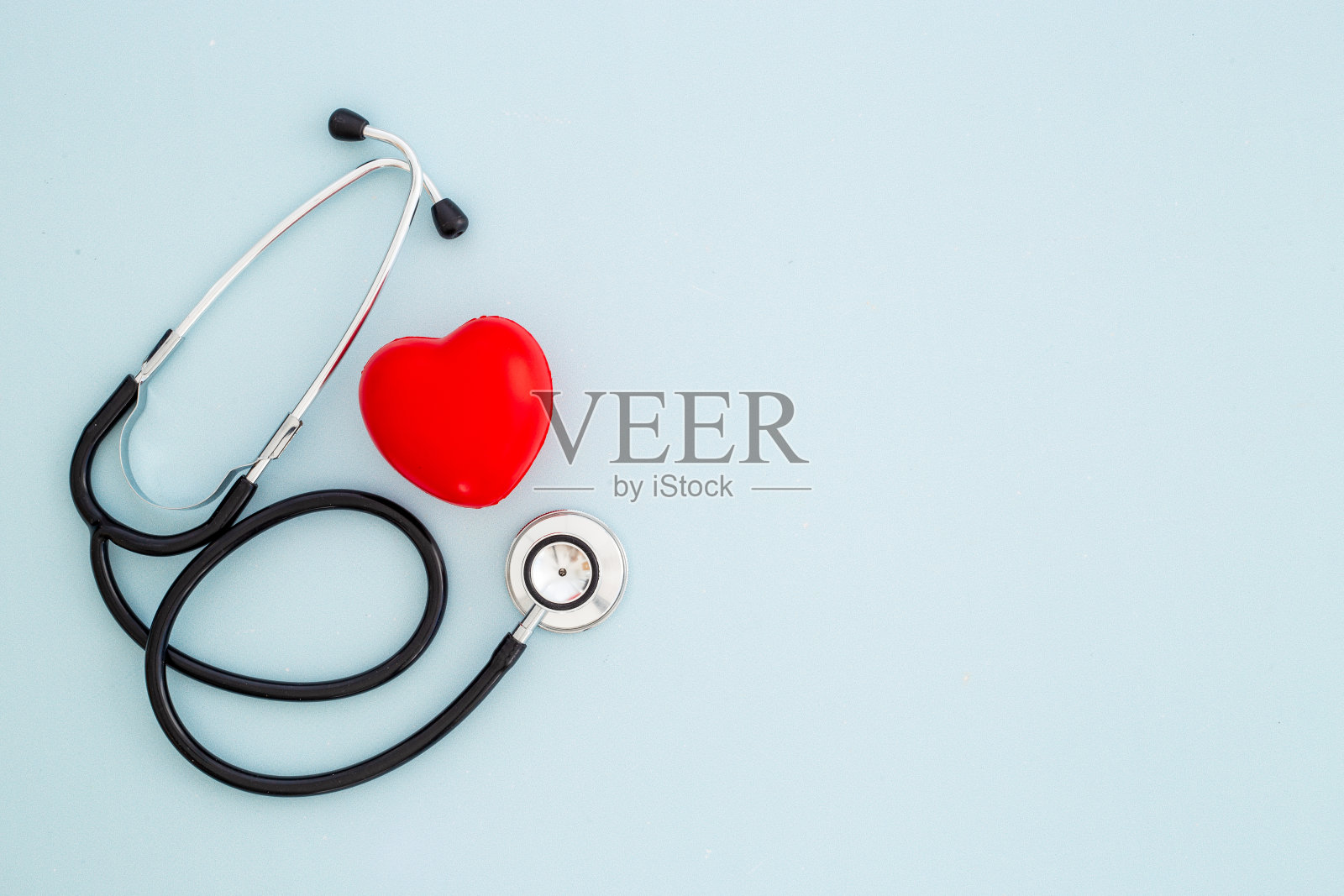 世界心脏卫生日的概念有红心和医疗听诊器照片摄影图片