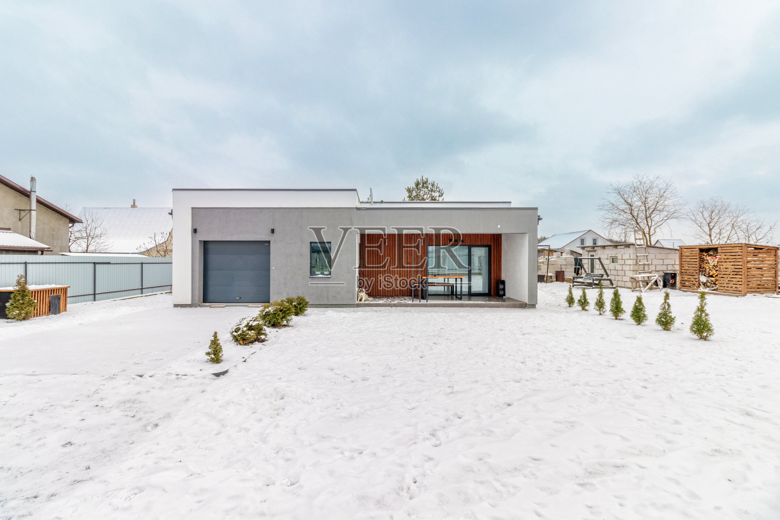 冬天有平屋顶的现代平房照片摄影图片