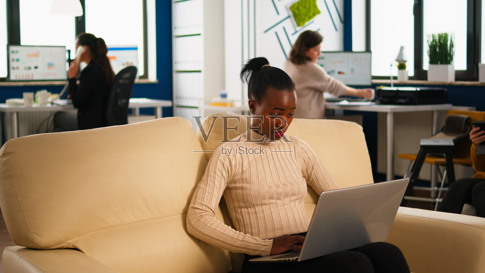非洲女商人在笔记本电脑上回复邮件照片摄影图片