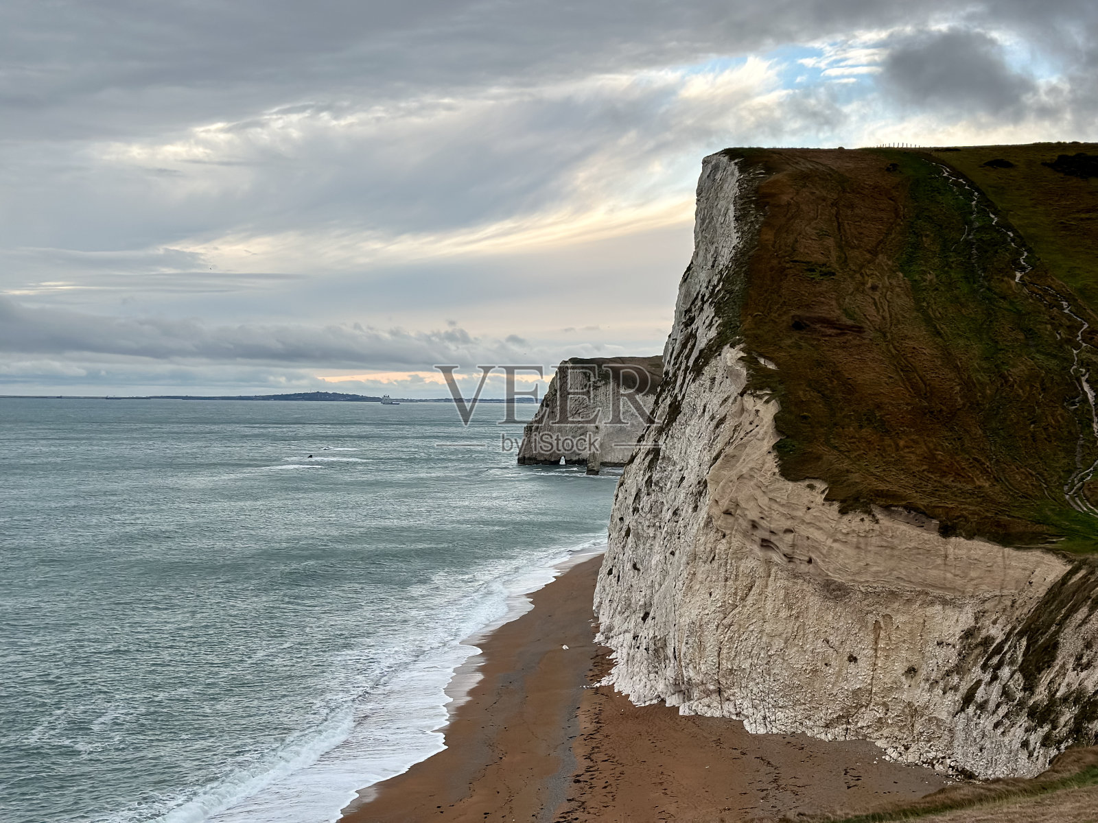 蝙蝠的头。英格兰多塞特郡侏罗纪海岸的Man O'War海滩和Durdle Door。风景优美的海湾，周围环绕着侏罗纪海岸的岩石。风景优美，海景优美。照片摄影图片