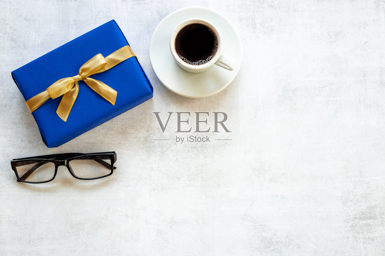 父亲节快乐贺卡配蓝色礼盒，俯视图照片摄影图片