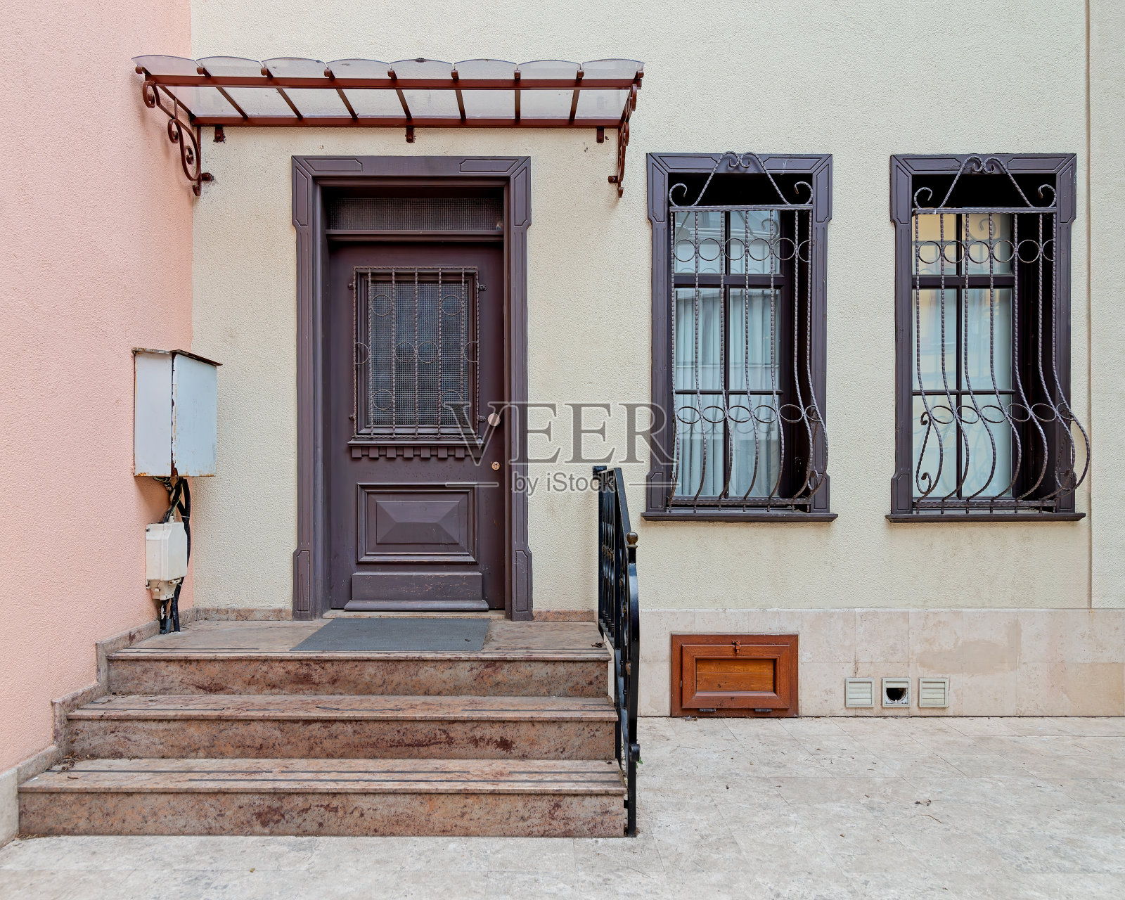 明亮的门口，装饰的窗户，和邀请楼梯导致一个舒适的家在伊斯坦布尔的Kuzguncuk附近，土耳其照片摄影图片