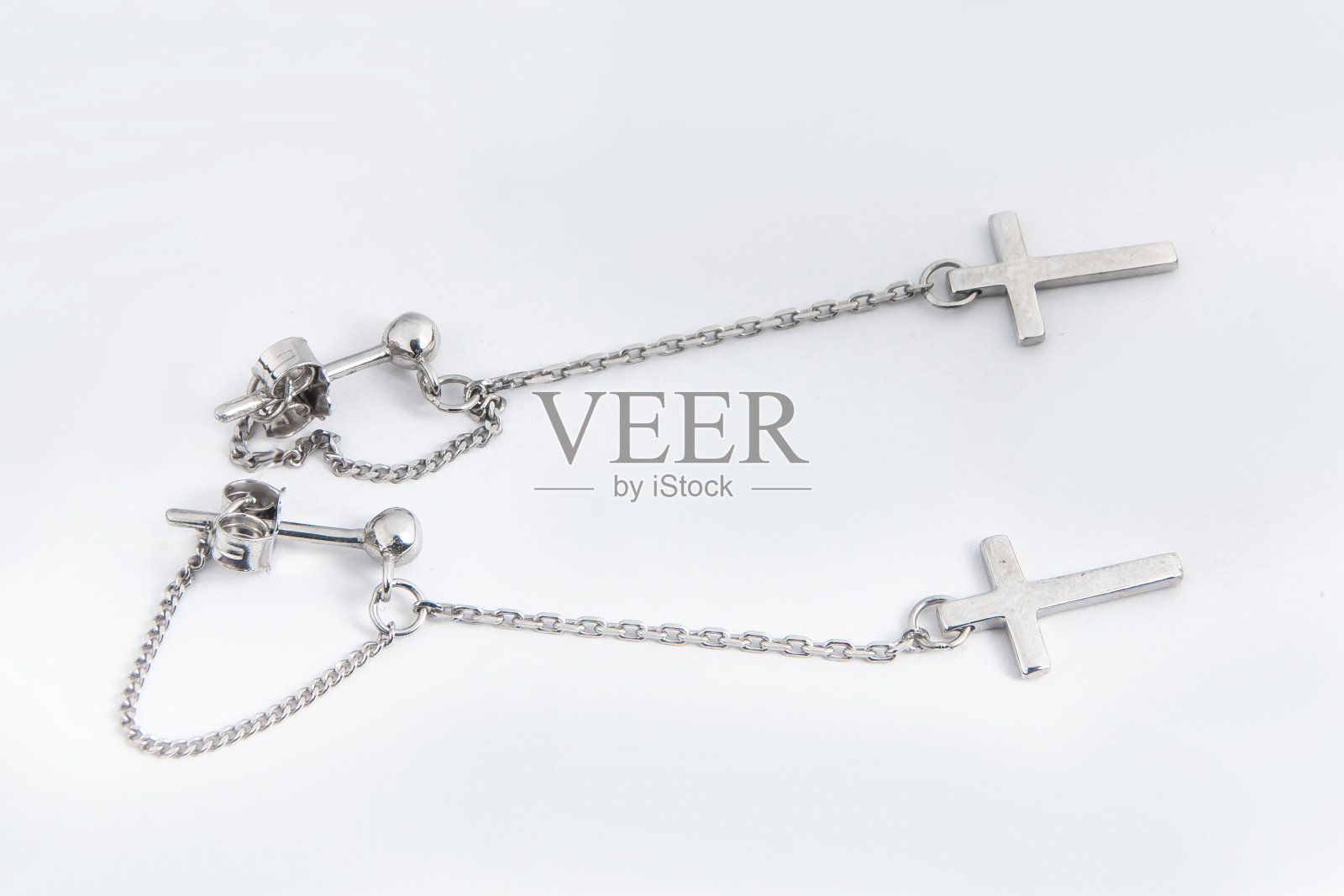 豪华银色圆耳环大珠宝的妇女孤立的白色背景，剪辑路径包括照片摄影图片