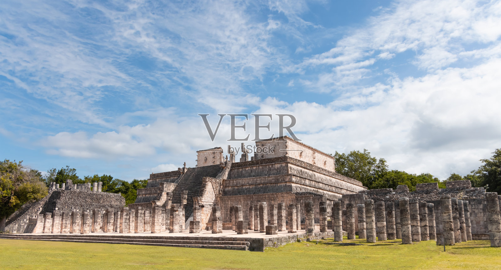 墨西哥尤卡坦半岛奇琴伊察的玛雅考古遗址上，著名的埃尔卡斯蒂略金字塔上有蛇的影子照片摄影图片