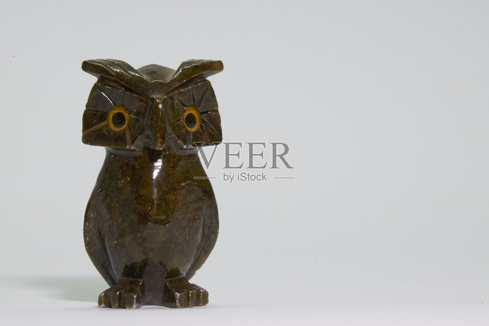 石头雕成的猫头鹰雕像照片摄影图片