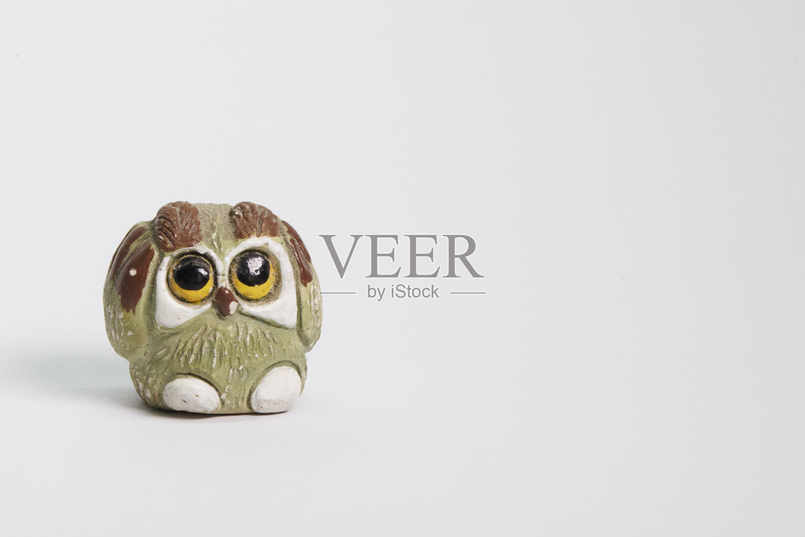 石头雕成的猫头鹰雕像照片摄影图片