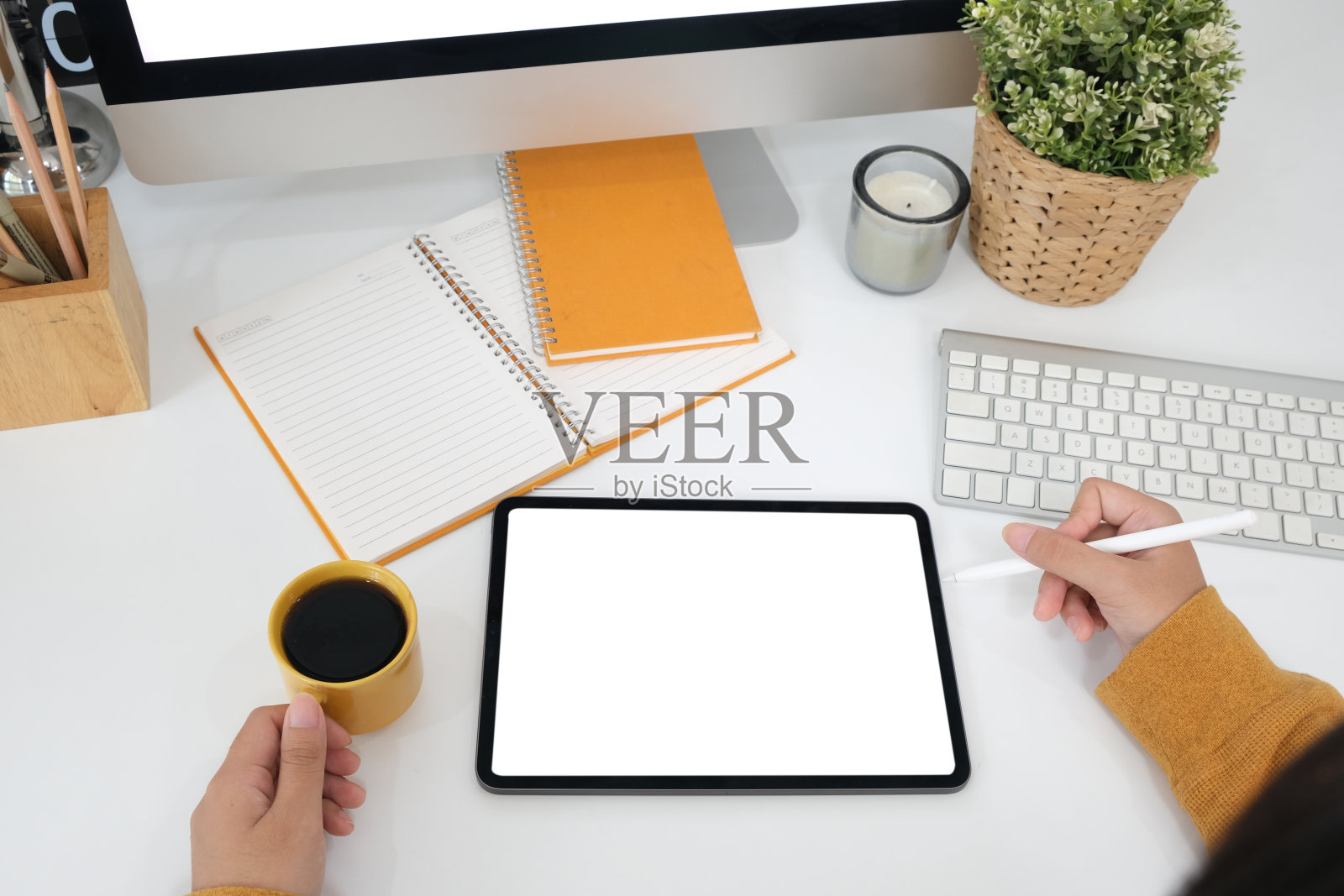 女性自由职业者使用数码平板电脑、上网或在家在线工作的侧面图照片摄影图片